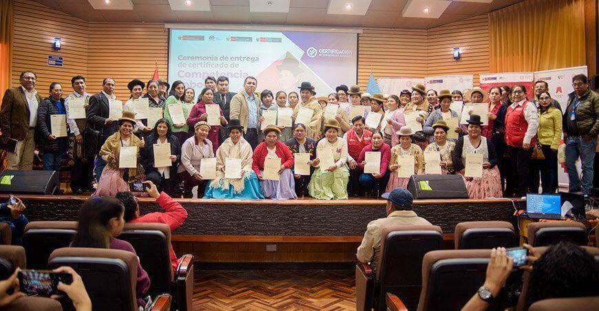 Certifican las competencias laborales de 60 artesanos textiles en Puno