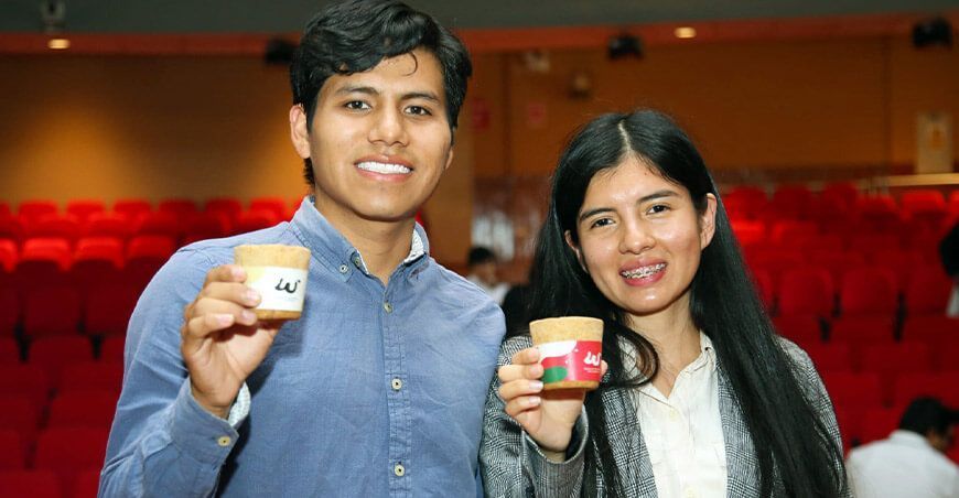Estudiantes innovadores crean vasos biodegradables a partir de cáscaras de naranja