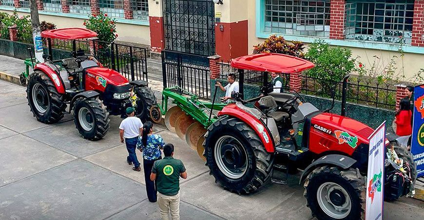 Entregan dos tractores a la Agencia Agraria Chanchamayo Junín Perú