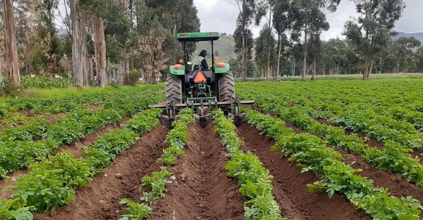 maquinaria agrícola producción de cultivo de papa Perú