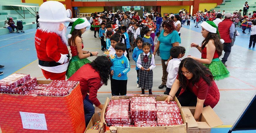 Southern Perú ilumina la Navidad: Alegría, regalos y solidaridad en comunidades vecinas Moquegua Perú
