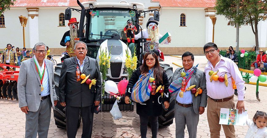 entregan tractor agrícola a agencia agraria Sicaya