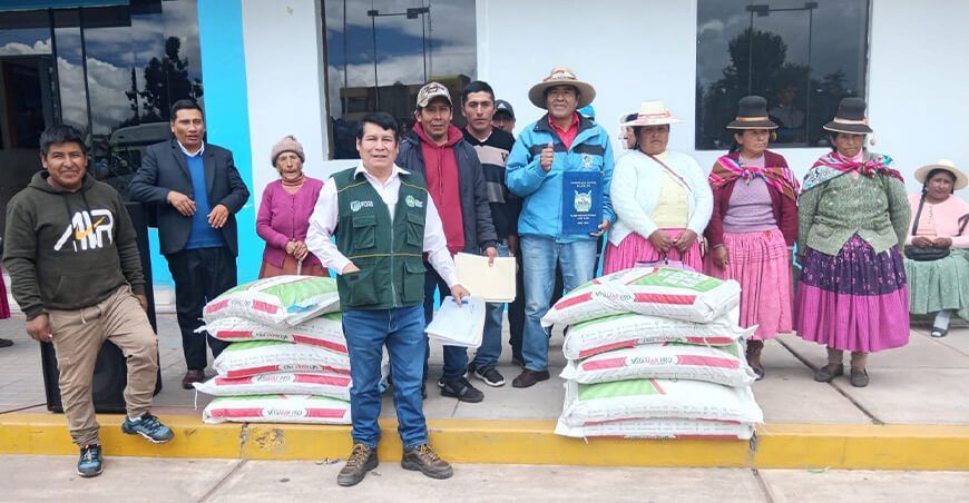 Distribuyen alimento balanceado para ganado vacuno en Nuñoa en Puno