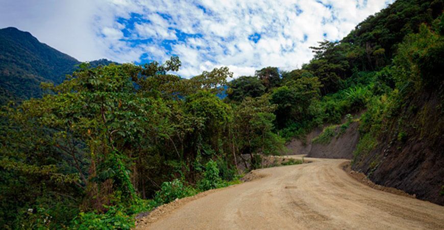Limpieza camino vecinal Vraem Devida Perú