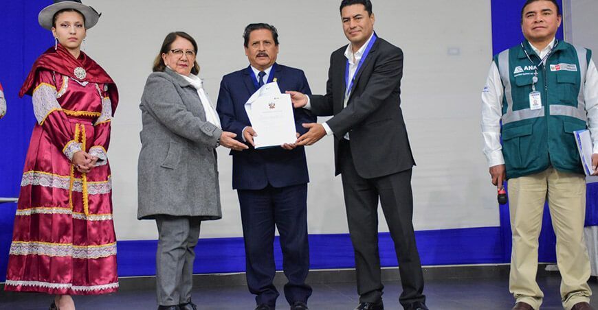 Entregan resoluciones de delimitación de faja marginal al gobierno regional y local de Huancavelica