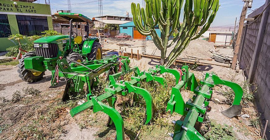 Minera Quellaveco equipa tractor agrícola en favor de 4000 productores de Moquegua