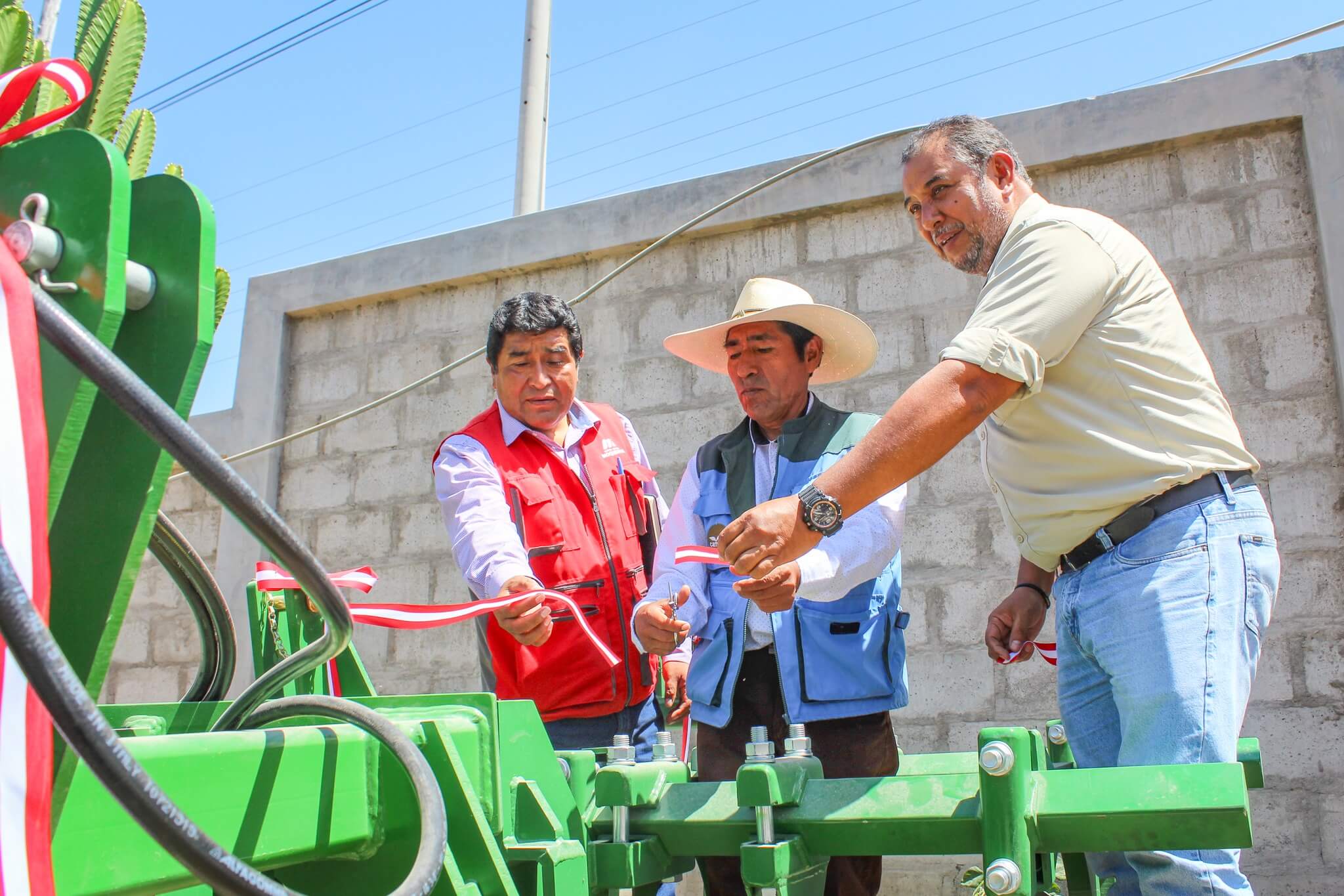 Minera Quellaveco equipa tractor agrícola en favor de 4000 productores en Moquegua