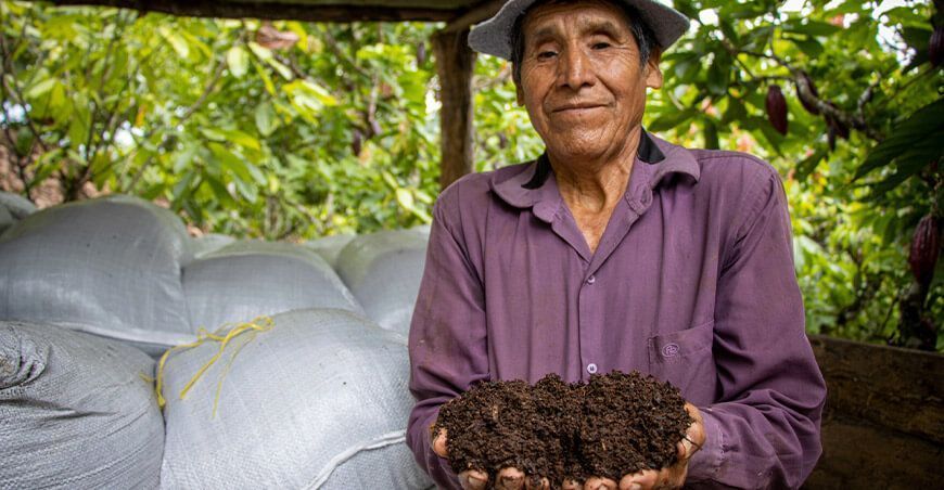 Esteban Anaya López, productor de cacao produce 3 toneladas de compost con restos de cosechas y estiércol en Cusco Perú