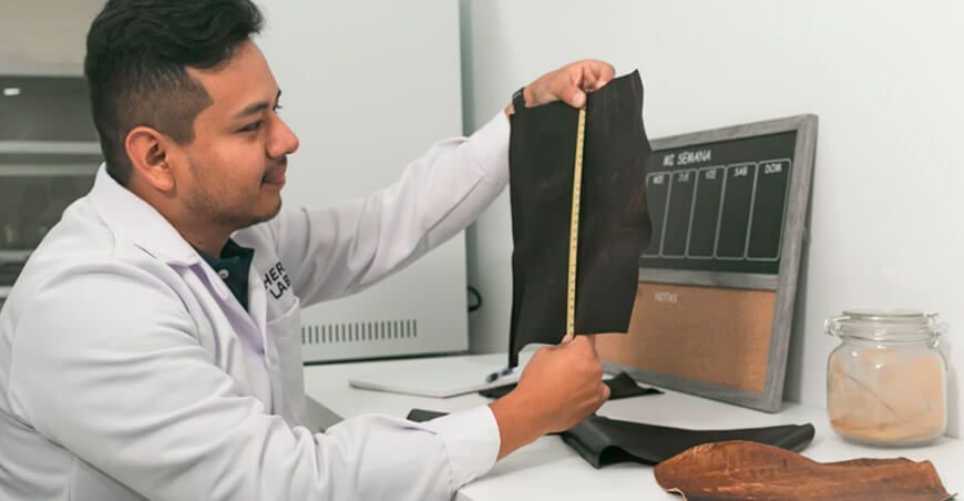 Jóvenes peruanos producen biocuero a partir de residuos de frutas y vegetales Leather Lab Perú