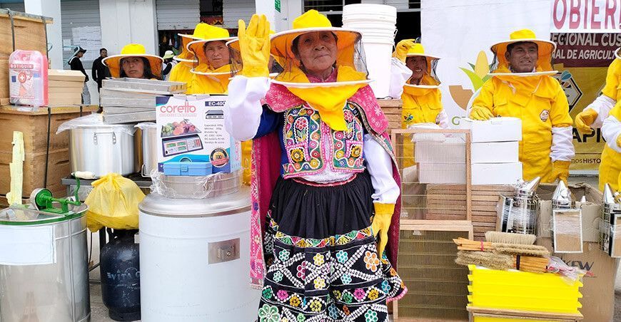 Apicultores de Canchis reciben equipamiento para fortalecer su producción Cusco Perú