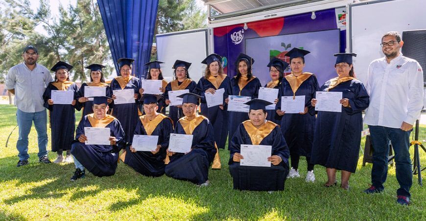 Trabajadores agroindustriales culminaron su educación secundaria gracias al CEBA Hortifrut en La Libertad Perú