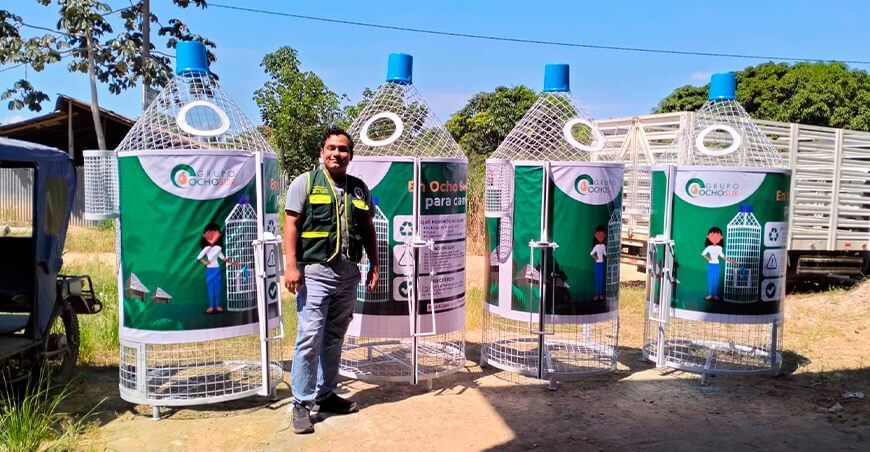 Palmicultora Ocho Sur dona cuatro contenedores de reciclaje de botellas en Ucayali