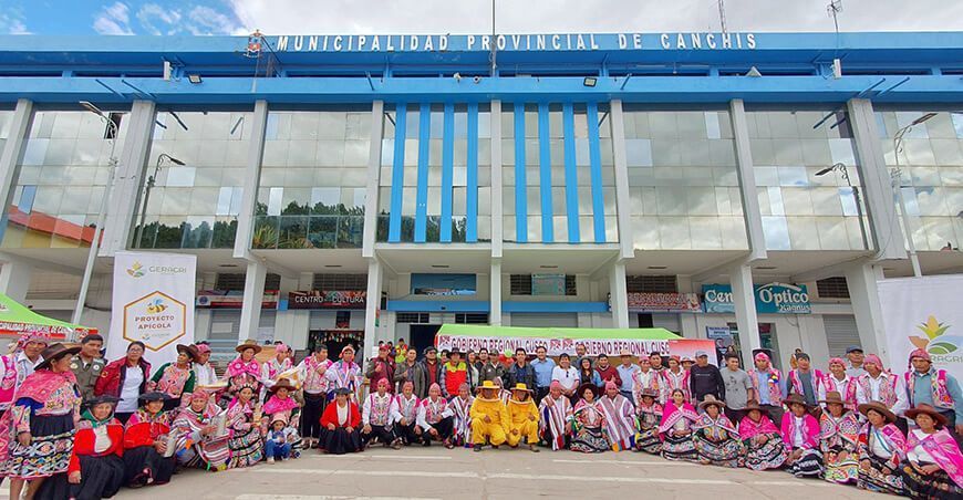 Apicultores de Canchis reciben equipamiento para fortalecer su producción Cusco Perú
