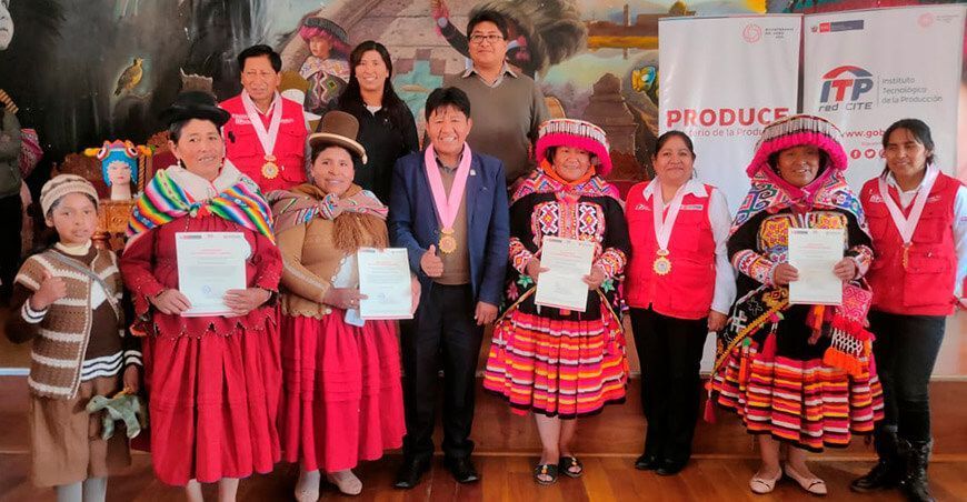 Reconocen las habilidades y experiencias laborales de 55 artesanos textiles de Lampa