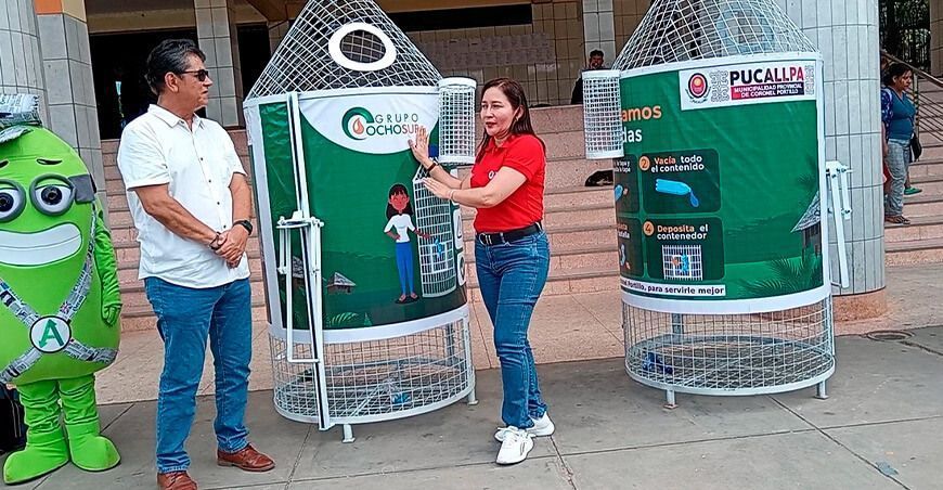 Palmicultora Ocho Sur dona cuatro contenedores de reciclaje de botellas en Ucayali