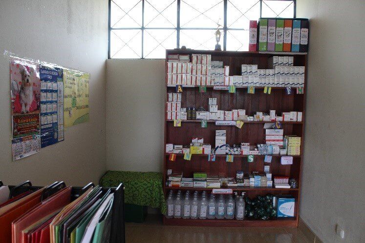 Botiquín del puesto de salud equipado con las medicinas básicas Ocho Sur
