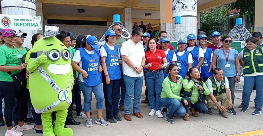 Palmicultora Ocho Sur dona cuatro contenedores de reciclaje de botellas en Ucayali