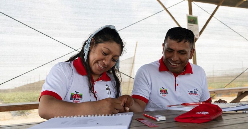 Trabajadores agroindustriales culminaron su educación secundaria gracias al CEBA Hortifrut en La Libertad Perú