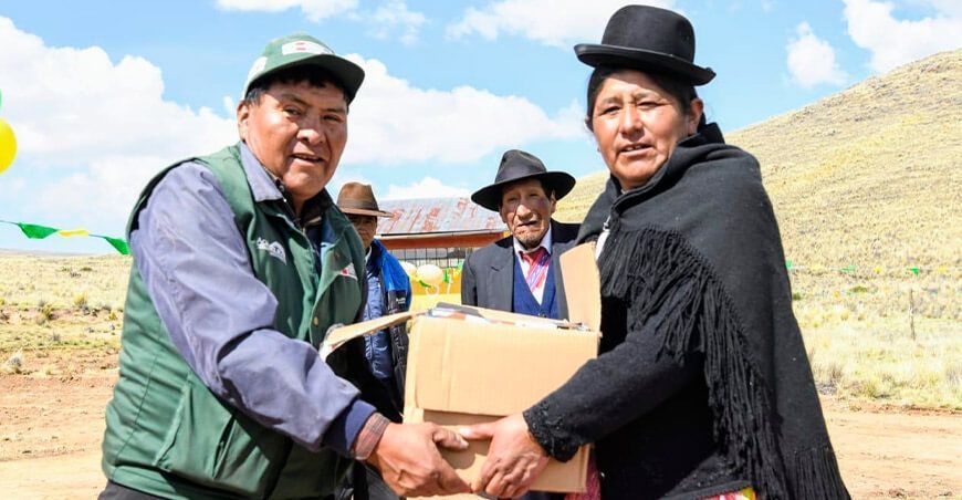 Agro Rural entrega kits veterinarios para proteger a camélidos y ovinos Perú