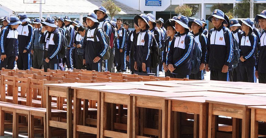 Entregan mobiliario escolar elaborado con madera incautada en Huancayo Junín Perú Serfor