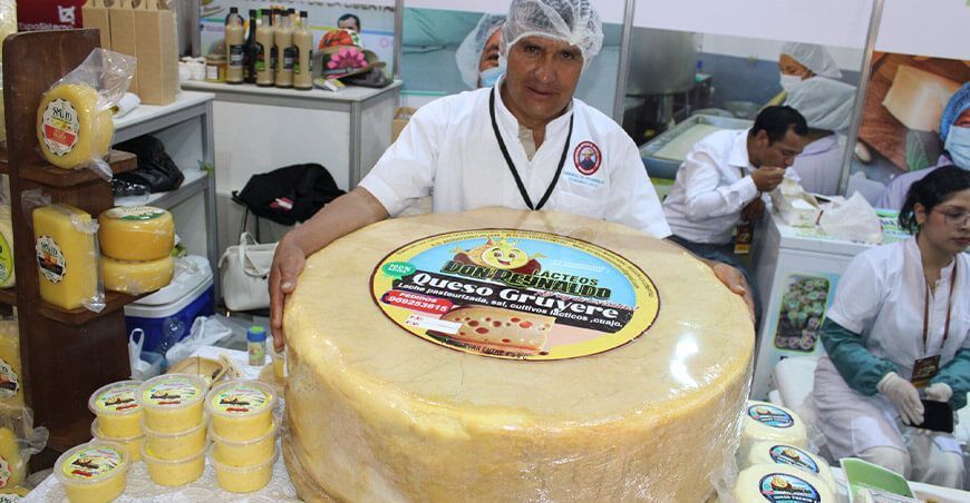 El queso gigante que conquista paladares en el Salón del Queso Peruano