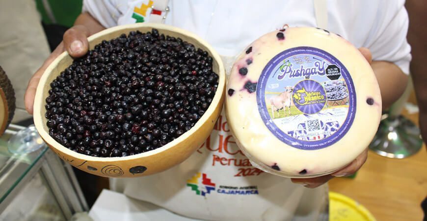 Cajamarquinos presentan quesos con pushgay y cushuro en el Salón del Queso Peruano