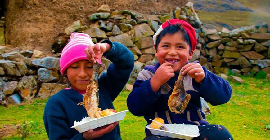 Entregan 500 kilos de trucha a estudiantes de Quiswarcancha Huánuco reducir la anemia 