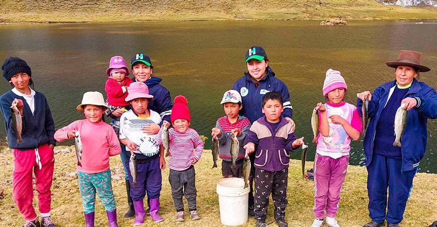 Entregan 500 kilos de trucha a estudiantes de Quiswarcancha Huánuco reducir la anemia