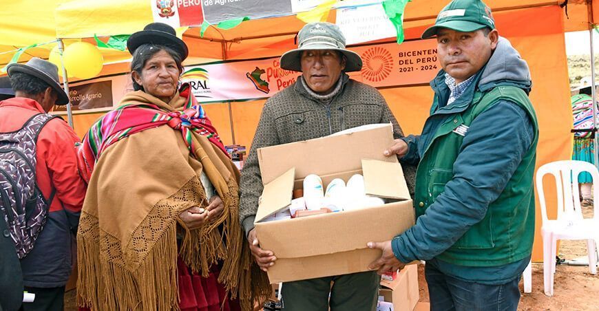Agro Rural entrega kits veterinarios sanidad alpacas y ovinos Puno Perú