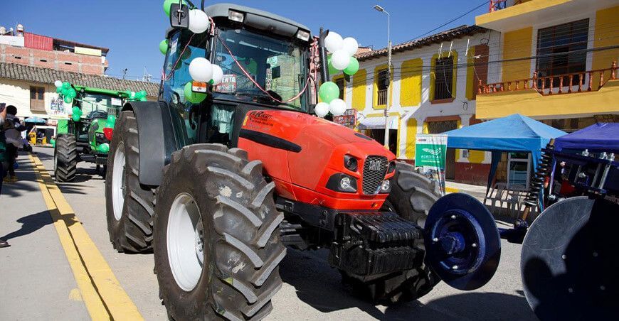 Agroideas entregó tractores a organizaciones agrarias en Ayacucho y Apurímac