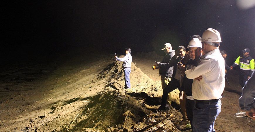 ANA inicia trabajos nocturnos  de limpieza y descolmatación en el sector de Huacatambo Ancash Perú