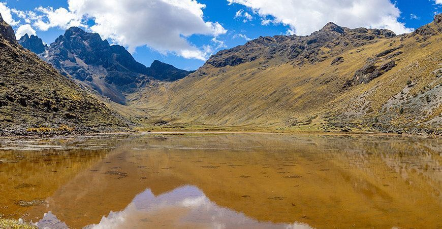 represa de la laguna de San Antonio, ubicada en la cordillera de Razuhuillca, en la provincia de Huanta, región Ayacucho Perú