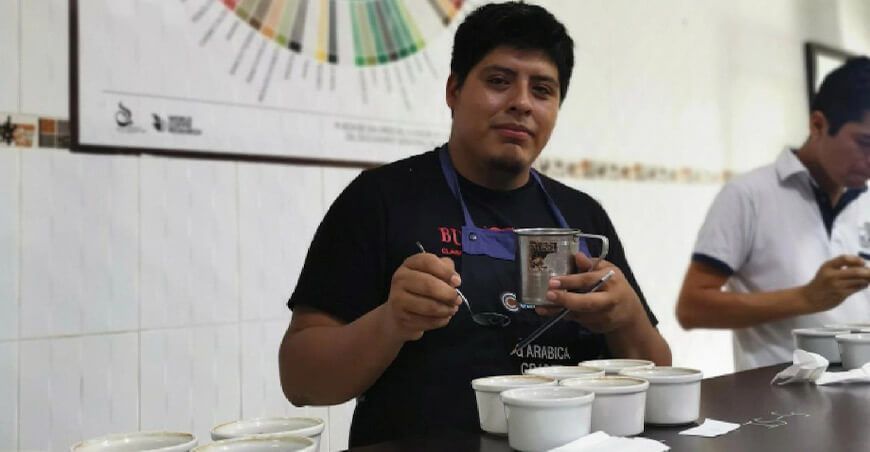 Cristian Osco Catador de Pichanaqui será miembro del jurado de la Taza de Excelencia 2024