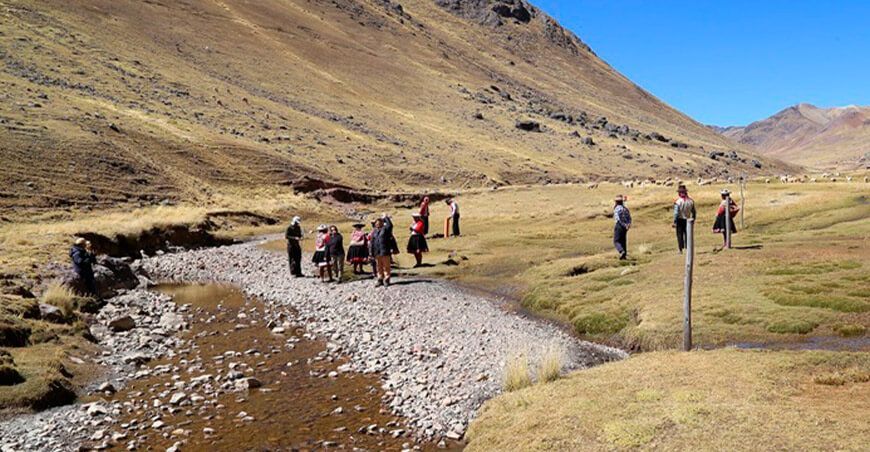 las comunidades campesinas de Paucarpata y Chillca, en la región Cusco, quienes combinan conocimientos ancestrales y técnicas modernas en la conservación del agua y el uso sostenible de la granadilla andina Minam Perú