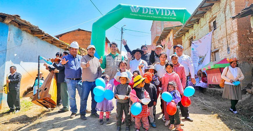 Familias de Pichos se benefician con mejoramiento de caminos vecinales Huancavelica Devida Perú