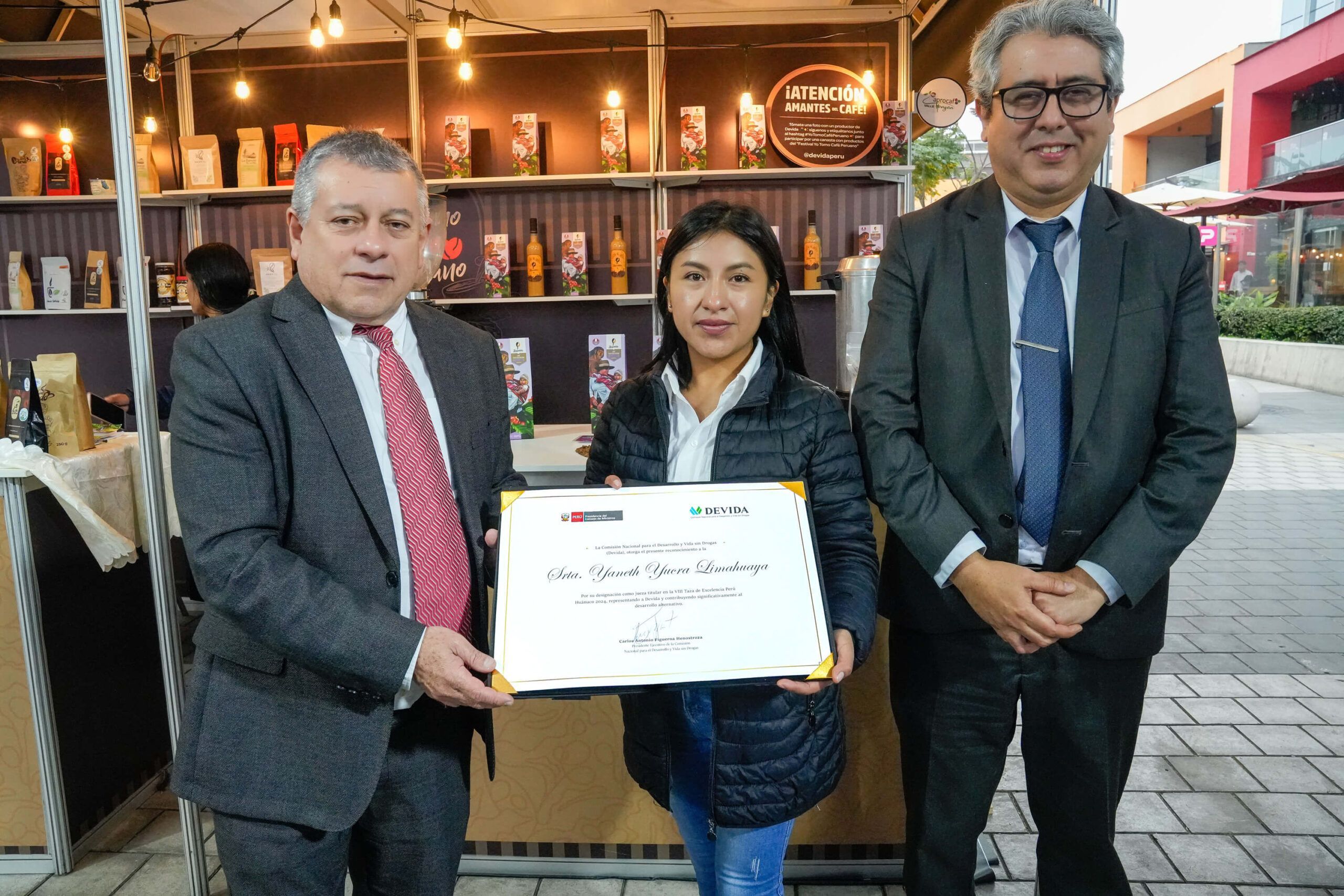 Yaneth Yucra, ingeniera de profesión y catadora Q Grader, también participó en el evento, donde fue reconocida por el titular de Devida, Carlos Figueroa Henostroza por su labor y su designación como jueza el VIII Concurso Taza de Excelencia 2024.