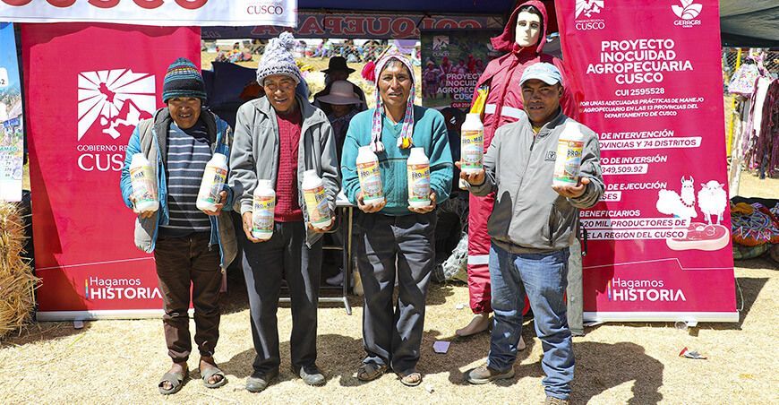 Entregan insumos agrícolas y equipos a productores de Colquepata GORE Cusco Perú