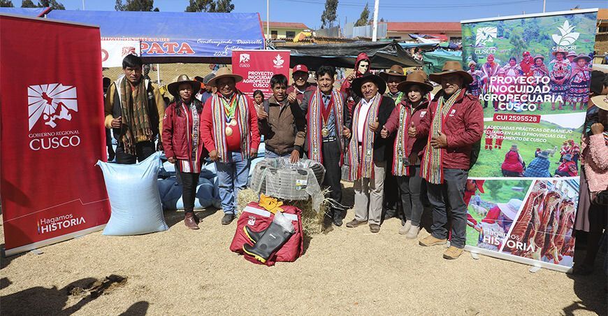 Entregan insumos agrícolas y equipos a productores de Colquepata GORE Cusco Perú