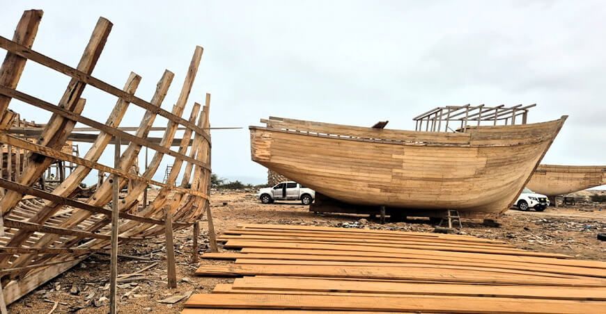 Serfor decomisó madera y maquinaria utilizadas en la construcción de embarcaciones pesqueras ilegales en Paita Piura Perú