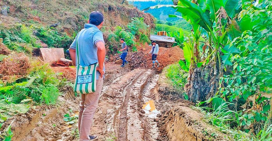 Devida trabajos camino vecinal en Vizcatán del Ene Junín Perú