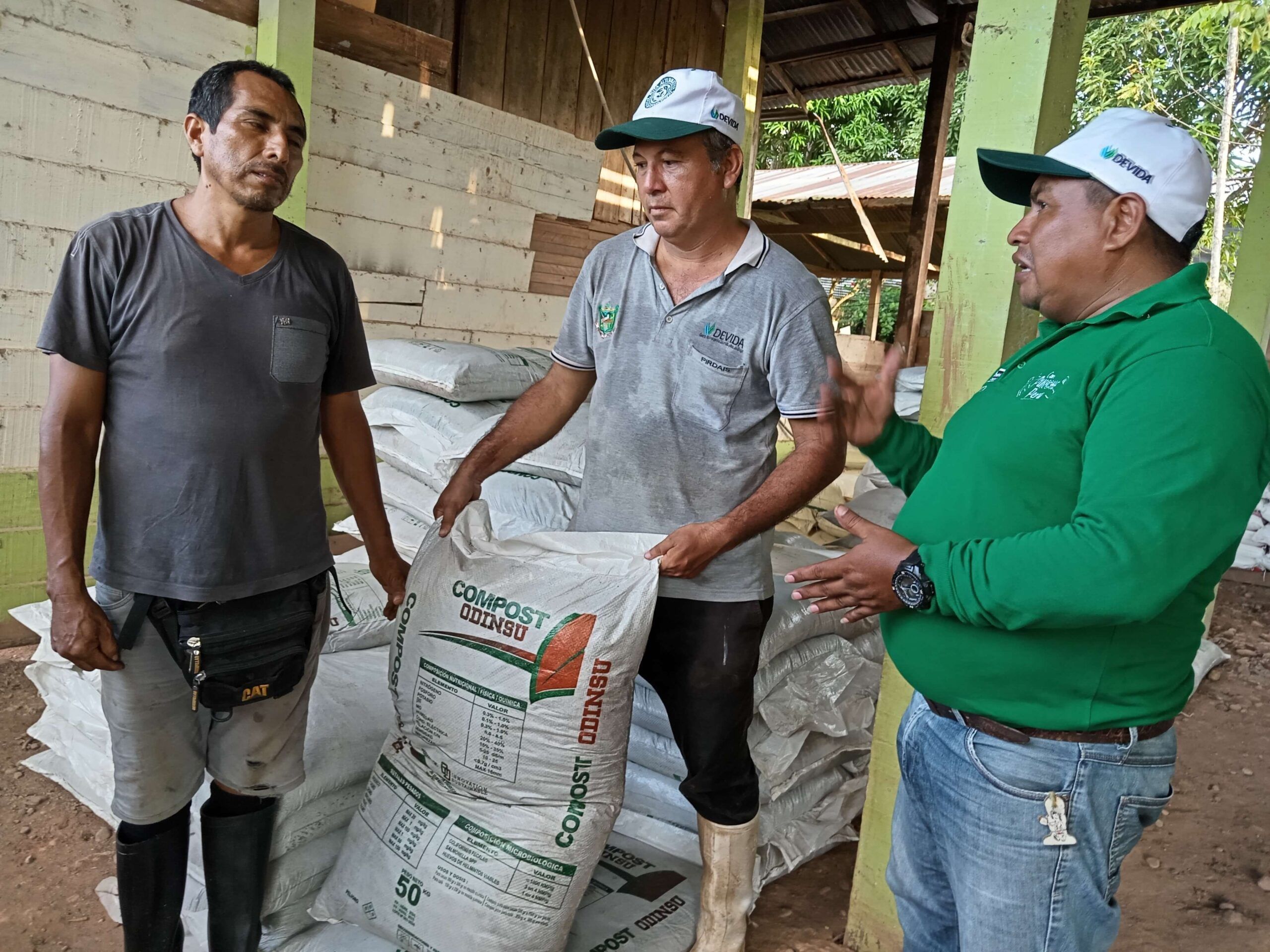 Devida entregó fertilizantes a productores de cacao de Huánuco Perú