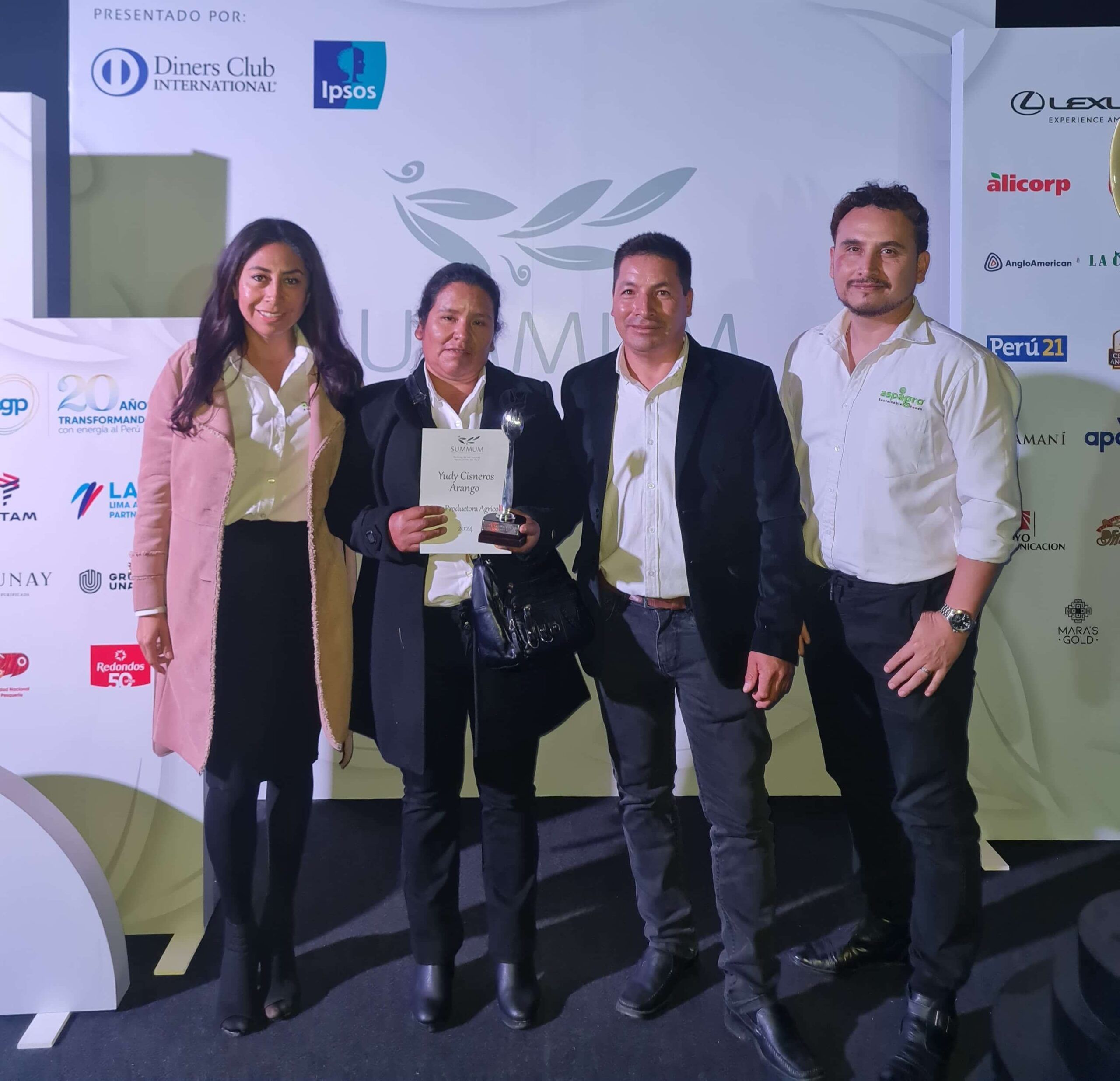 Equipo de Aspagro en la ceremonia de los Premios Summum 2024: Liz Azpur Pillaca, Yudy Cisneros Arango, Fredy Bautista Cisneros y Jonathan Contreras Gavino. 
