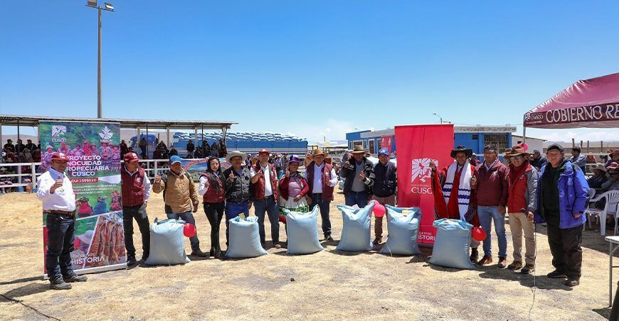 Productores de Espinar reciben 42 toneladas de semillas de avena forrajera Cusco Perú