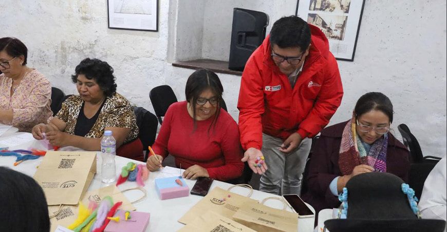 Capacitarán en desarrollo de accesorios de temporada con fieltro de alpaca gruesa CITEtextil Camélidos Arequipa ITP Perú