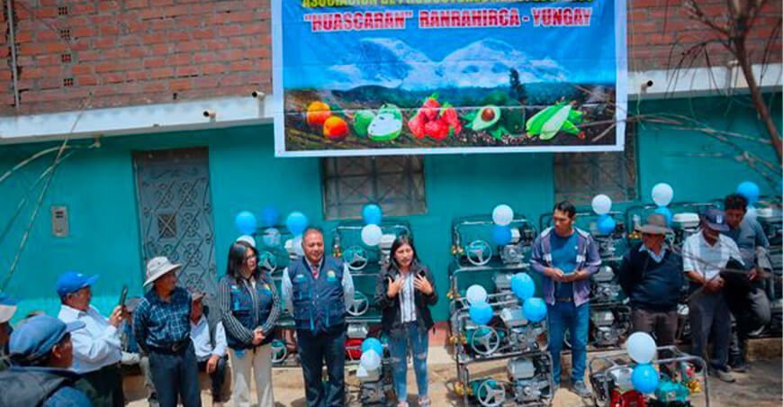 Procompite Ancash entregó motofumigadores para mejorar la producción de melocotón en Ranrahirca