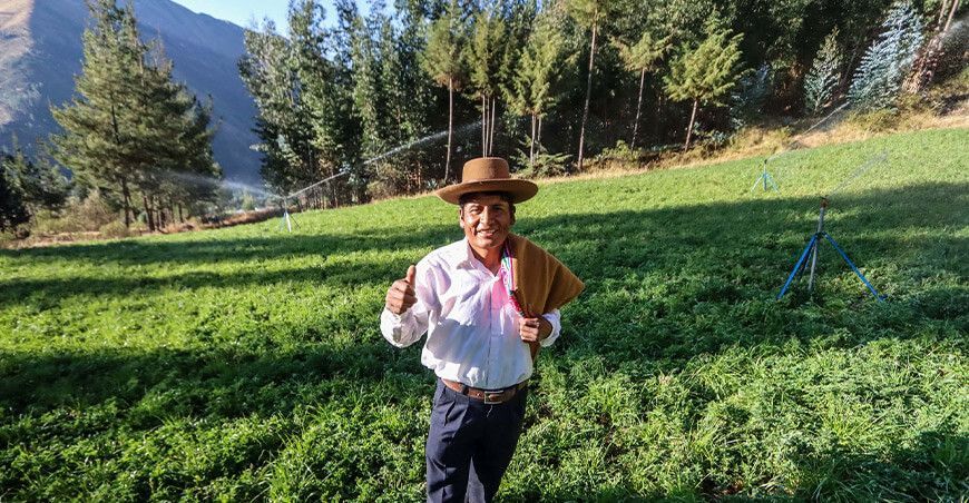 productor pastos riego por aspersión Cusco Perú