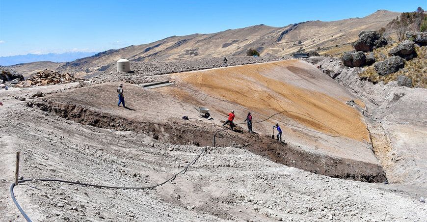 Inspeccionan construcción de qochas del Programa Siembra y Cosecha de Agua La Libertad Perú