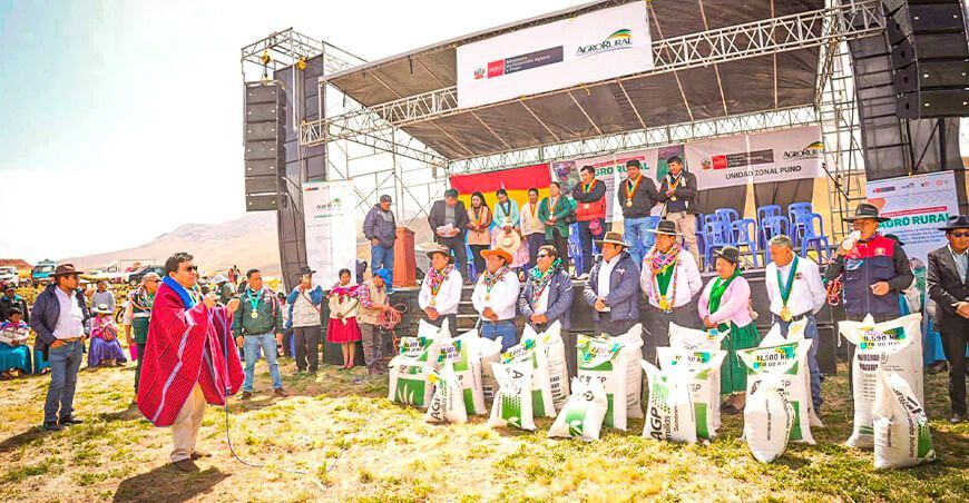 Agro Rural entrego semillas de pastos a productores de Puno Perú 