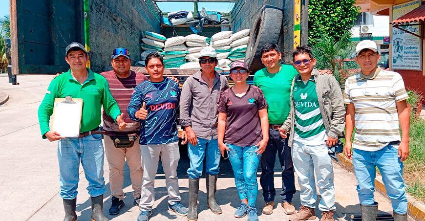 Devida entrega fertilizantes a productores de cacao en Ucayali Perú