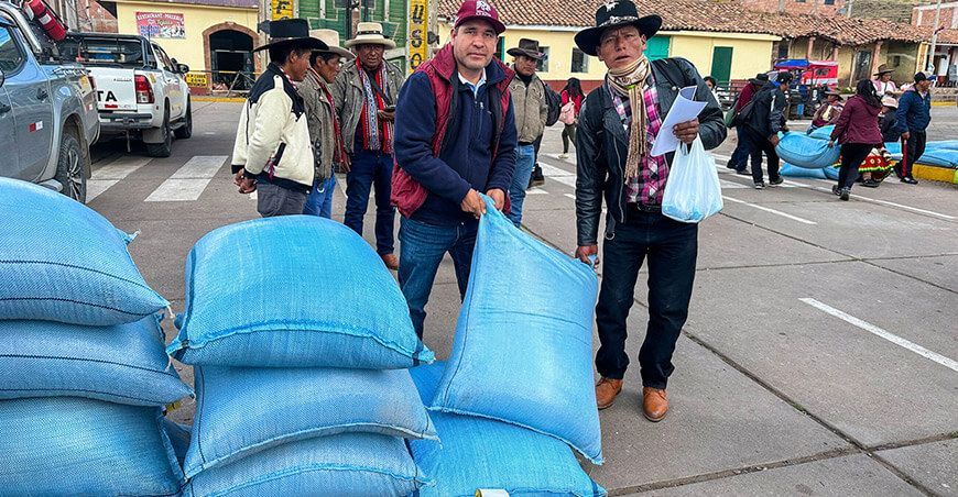 Entregaron 15 toneladas de semillas de avena a productores de Canas Cusco Perú